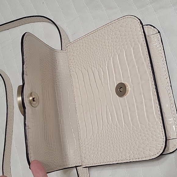 Guess Crossbody Purse - Picture 5 of 9